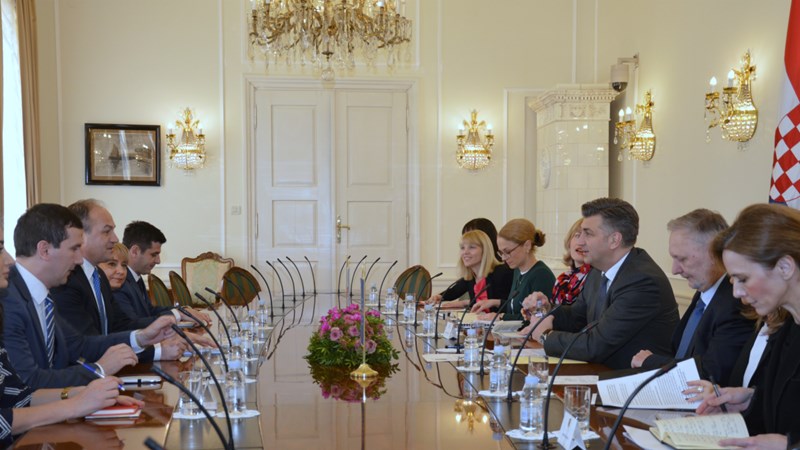 ​Predsjednik Vlade Plenković susreo se s ministrom vanjskih poslova Republike Kosova Hoxhajem